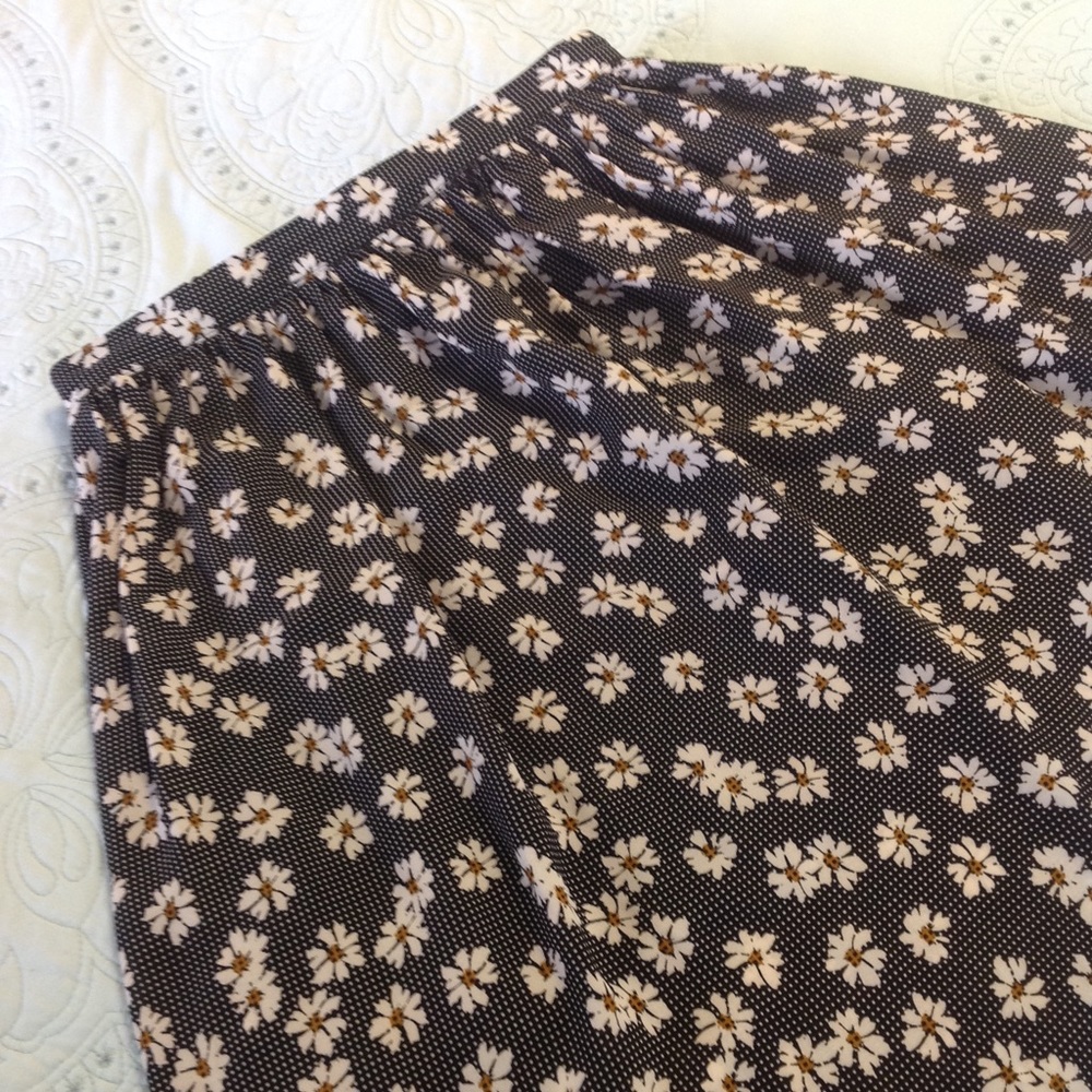Knee length daisy floral skirt